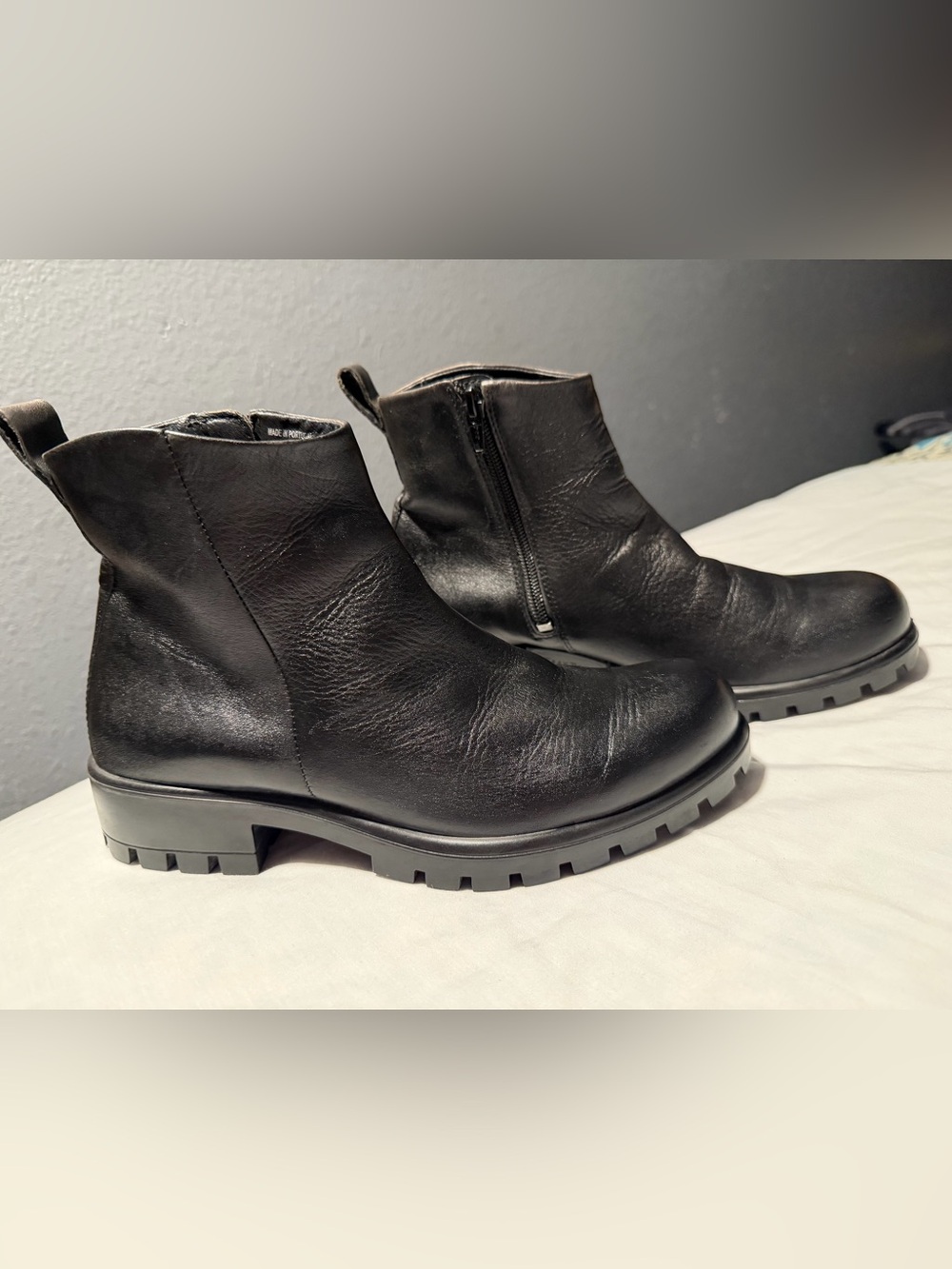 Ecco Black Leather tray tech Women's Ankle Boots with Side Zip